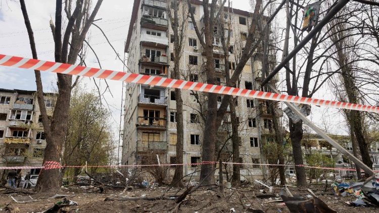Esta fotografia mostra um pr&eacute;dio residencial danificado ap&oacute;s um ataque russo em Kiev, em 16 de abril de 2026, durante a invas&atilde;o russa da Ucr&acirc;nia. Os ataques russos em larga escala contra a Ucr&acirc;nia deixaram pelo menos 19 mortos durante a noite de 15 para 16 de abril, principalmente em Kiev e Odessa, disseram as autoridades ucranianas em 16 de abril de 2026, descrevendo esses ataques como alguns dos mais mortais das &uacute;ltimas semanas. (Foto de Tetiana DZHAFAROVA / AFP)