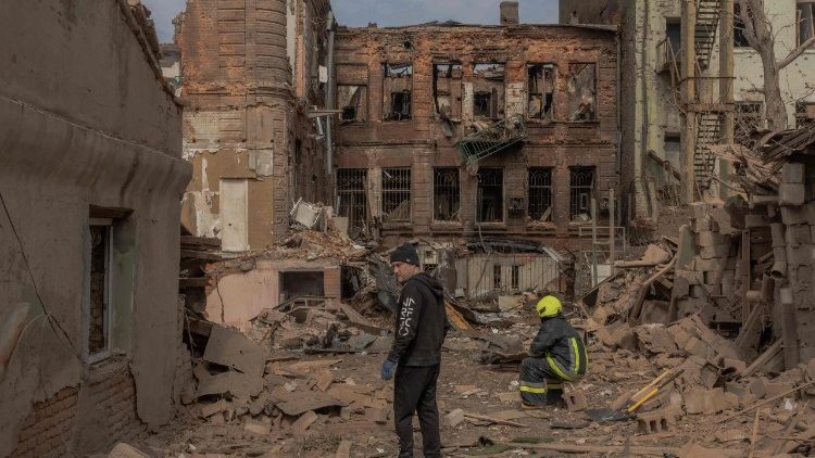 Um homem observa o local de edif&iacute;cios gravemente danificados ap&oacute;s um ataque a&eacute;reo russo em Dnipro, em 16 de abril de 2026, em meio &agrave; invas&atilde;o russa da Ucr&acirc;nia. Ataques massivos da R&uacute;ssia contra a Ucr&acirc;nia deixaram pelo menos 19 mortos durante a noite de 15 para 16 de abril, principalmente em Kiev e Odessa, disseram as autoridades ucranianas em 16 de abril de 2026, descrevendo esses ataques como alguns dos mais mortais das &uacute;ltimas semanas. (Foto de Roman PILIPEY / AFP)