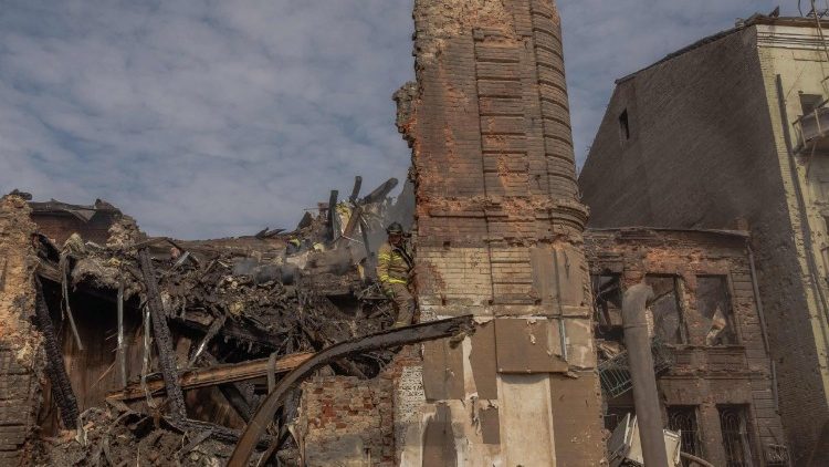 Equipes de resgate ucranianas trabalham no local de pr&eacute;dios gravemente danificados ap&oacute;s um ataque a&eacute;reo russo em Dnipro, em 16 de abril de 2026, em meio &agrave; invas&atilde;o russa da Ucr&acirc;nia. Ataques maci&ccedil;os russos contra a Ucr&acirc;nia deixaram pelo menos 19 mortos durante a noite de 15 para 16 de abril, principalmente em Kiev e Odessa, disseram as autoridades ucranianas em 16 de abril de 2026, descrevendo esses ataques como alguns dos mais mortais das &uacute;ltimas semanas. (Foto de Roman PILIPEY / AFP)