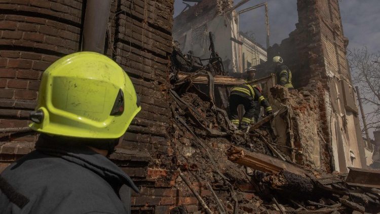 Equipes de resgate ucranianas trabalham no local de pr&eacute;dios gravemente danificados ap&oacute;s um ataque a&eacute;reo russo em Dnipro, em 16 de abril de 2026, em meio &agrave; invas&atilde;o russa da Ucr&acirc;nia. Ataques maci&ccedil;os russos contra a Ucr&acirc;nia deixaram pelo menos 19 mortos durante a noite de 15 para 16 de abril, principalmente em Kiev e Odessa, disseram as autoridades ucranianas em 16 de abril de 2026, descrevendo esses ataques como alguns dos mais mortais das &uacute;ltimas semanas. (Foto de Roman PILIPEY / AFP)