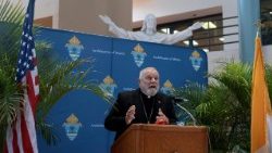 O arcebispo de Miami, em entrevista coletiva, após os cortes do governo Trump à Catholic Charities