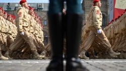 Cadetes do movimento militar-patriótico russo Yunarmiya marcham na Praça Vermelha durante o ensaio geral do desfile militar do Dia da Vitória, no centro de Moscou, em 7 de maio de 2022. (Foto de Kirill KUDRYAVTSEV / AFP) 