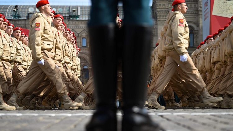 Cadetes do movimento militar-patriótico russo Yunarmiya marcham na Praça Vermelha durante o ensaio geral do desfile militar do Dia da Vitória, no centro de Moscou, em 7 de maio de 2022. (Foto de Kirill KUDRYAVTSEV / AFP) 