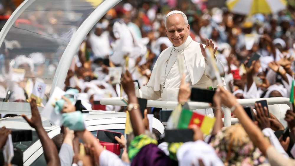 Святая Імша на стадыёне ў Дуале (Камерун)