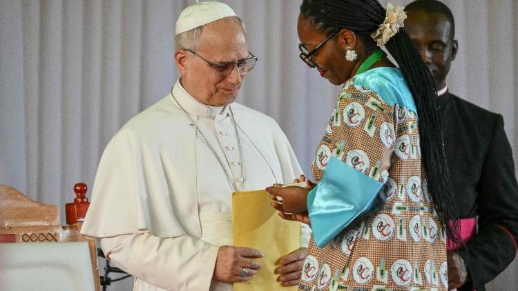 El Papa saluda a la joven universitaria que dio su testimonio