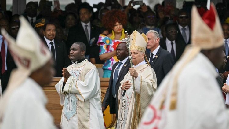 Pr&auml;sident Paul Biya und die First Lady Chantal Biya sa&szlig;en im Publikum