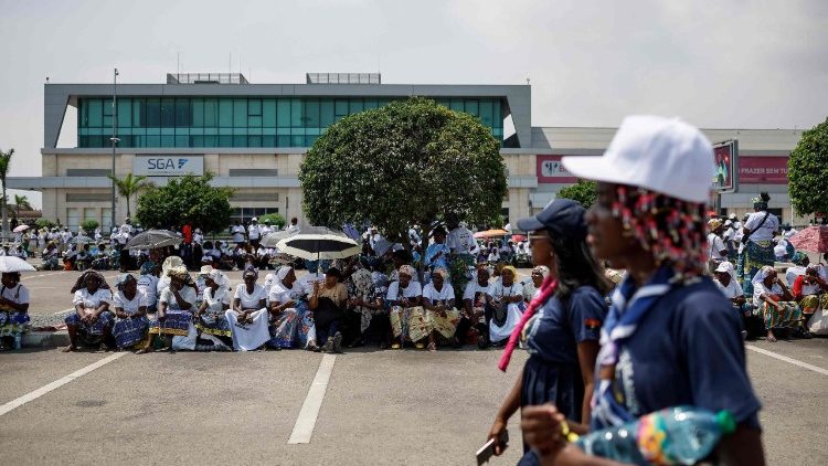 C&aacute;c t&iacute;n hữu chờ đợi Đức Th&aacute;nh Cha L&ecirc;&ocirc; XIV b&ecirc;n ngo&agrave;i S&acirc;n bay Luanda, Angola, ng&agrave;y 18.04.2026.