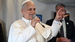 ವಿಮಾನದಲ್ಲಿ ಜಗದ್ಗುರು XIVನೇ ಲಿಯೋರವರು