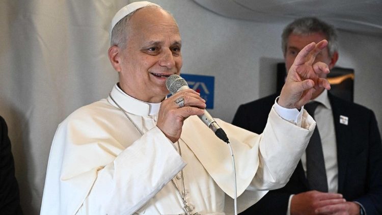 ವಿಮಾನದಲ್ಲಿ ಜಗದ್ಗುರು XIVನೇ ಲಿಯೋರವರು