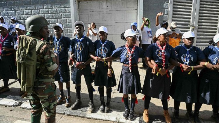 C&aacute;c t&igrave;nh nguyện vi&ecirc;n gi&uacute;p ổn định trật tự cho việc ch&agrave;o đ&oacute;n Đức Th&aacute;nh Cha L&ecirc;&ocirc; XIV tại Angola, ng&agrave;y 18.04.2026.