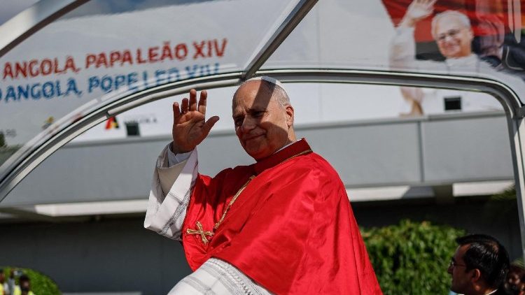 TOPSHOT-ANGOLA-VATICAN-DIPLOMACY