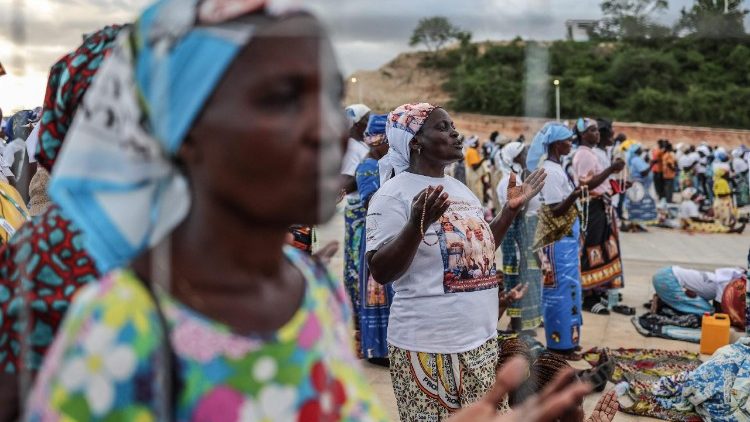 Rezando con el Papa a nuestra Madre