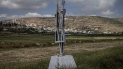 Davidstern an einer unrechtmäßig errichteten israelischen Siedlung, gegenüber dem paälstinensischen Dorf Al-Mughayyir im besetzten Westjordanland.