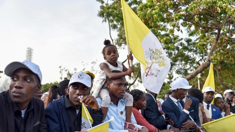 Gente &agrave; espera de poder ver o Papa