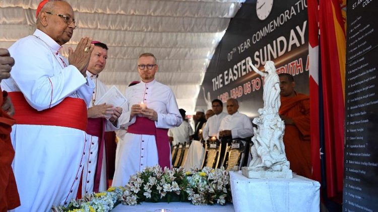 ಕೊಲಂಬೊ ಮಹಾಧರ್ಮಪ್ರಾಂತ್ಯದ ಪ್ರಧಾನ ಗುರು ಮಾಲ್ಕಮ್ ರಂಜಿತ್ ಹಾಗೂ ಶ್ರೀಲಂಕಾಗೆ ಅಪೋಸ್ತೋಲಿಕ ಪ್ರತಿನಿಧಿಯಾದ ಧರ್ಮಾಧ್ಯಕ್ಷ ಅಂಡ್ರೇಜ್ ಜೊಜ್ವೊವ್ಲೆಜ್ ಅವರು, 2019ರ ಈಸ್ಟರ್ ಸ್ಫೋಟ ದಾಳಿಗಳ ಏಳನೇ ವರ್ಷದ ಸ್ಮರಣೆಯ ಸಂದರ್ಭದಲ್ಲಿ ಬಲಿದಾನಿಗಳಿಗೆ ಗೌರವ ನಮನ ಸಲ್ಲಿಸಿದರು (AFP ಅಥವಾ ಪರವಾನಗಿ ಪಡೆದವರು).