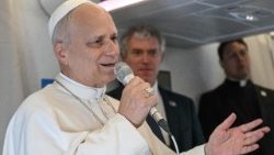Papa Leon în timpul zborului de la Luanda, în Angola, spre Malabo, în Guineea Ecuatorială, răspunzând la întrebările a trei jurnaliști angolezi (marți, 21 aprilie 2026)