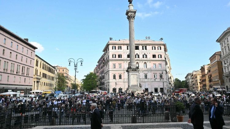 C&aacute;c t&iacute;n hữu hiệp th&ocirc;ng cầu nguyện cho Đức Gi&aacute;o ho&agrave;ng Phanxic&ocirc; tại qu&atilde;ng trường ph&iacute;a trước Vương cung Th&aacute;nh đường Đức B&agrave; Cả, ng&agrave;y 21.04.2026. 
