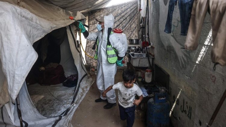 Opération de désinfection dans une tente à Khan Younès