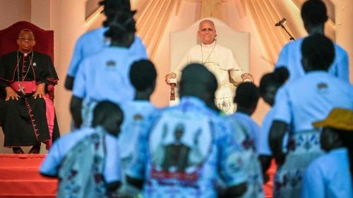 Aux jeunes et aux familles, L&eacute;on XIV demande d'accueillir Dieu dans chaque r&eacute;alit&eacute;