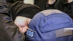 Donna piange accanto al casco della giornalista libanese uccisa Amal Khalil (Mahmoud Zayyat/Afp)