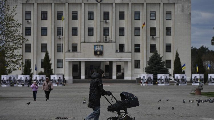 Un piéton se promène dans la ville de Slavoutych, fondée en 1986 pour accueillir les employés de la centrale nucléaire et leurs familles.