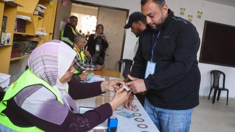 Un seggio elettorale durante le elezioni municipali a Deir el-Balah