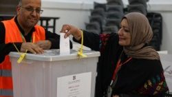 Una donna alle urne in un seggio a Hebron, Cisgiordania