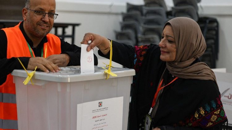 Una donna alle urne in un seggio a Hebron, Cisgiordania