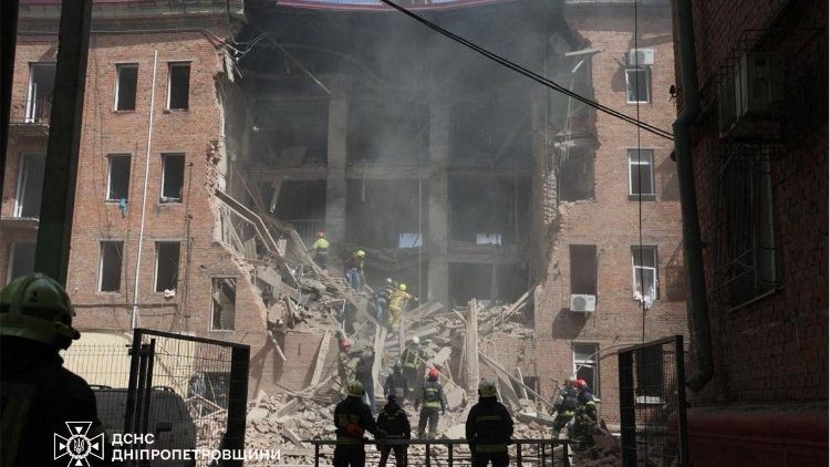 Esta fotografia, divulgada pelo Servi&ccedil;o Estatal de Emerg&ecirc;ncia da Ucr&acirc;nia em 25 de abril de 2026, mostra equipes de resgate ucranianas em a&ccedil;&atilde;o em frente a um pr&eacute;dio danificado ap&oacute;s um ataque russo em Dnipro, durante a invas&atilde;o russa da Ucr&acirc;nia. Os ataques russos em toda a Ucr&acirc;nia mataram pelo menos seis pessoas, disseram autoridades em 25 de abril de 2026, a maioria delas em um ataque a um pr&eacute;dio residencial na cidade de Dnipro, no leste do pa&iacute;s. (Photo by Handout / STATE EMERGENSY SERVICE OF UKRAINE / AFP)