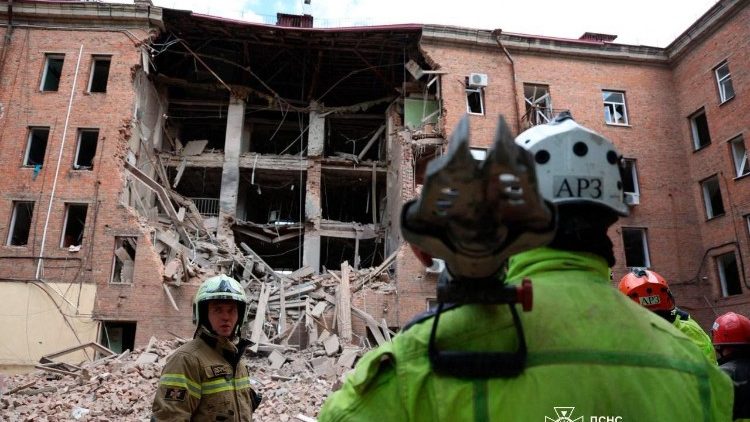 Esta fotografia, divulgada pelo Servi&ccedil;o Estatal de Emerg&ecirc;ncia da Ucr&acirc;nia em 25 de abril de 2026, mostra equipes de resgate ucranianas em a&ccedil;&atilde;o em frente a um pr&eacute;dio danificado ap&oacute;s um ataque russo em Dnipro, durante a invas&atilde;o russa da Ucr&acirc;nia. Os ataques russos em toda a Ucr&acirc;nia mataram pelo menos seis pessoas, disseram autoridades em 25 de abril de 2026, a maioria delas em um ataque a um pr&eacute;dio residencial na cidade de Dnipro, no leste do pa&iacute;s. (Photo by Handout / STATE EMERGENSY SERVICE OF UKRAINE / AFP)