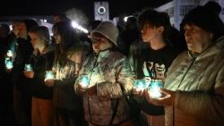 チョルノービリ原発事故の犠牲者を追悼する人々　2026年4月25日　ウクライナ・スラブティチ
