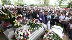 I funerali delle vittime dell'attentato dello scorso sabato sull'autostrada, nel dipartimento della Cauca, in Colombia.