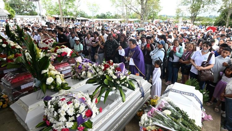 I funerali delle vittime dell'attentato dello scorso sabato sull'autostrada, nel dipartimento della Cauca, in Colombia. 