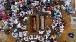 Lors de la messe de funérailles célébrée lundi à Cajibio, non loin de l'attentat à la bombe perpétré samedi dans le Cauca, au sud-ouest de la Colombie.