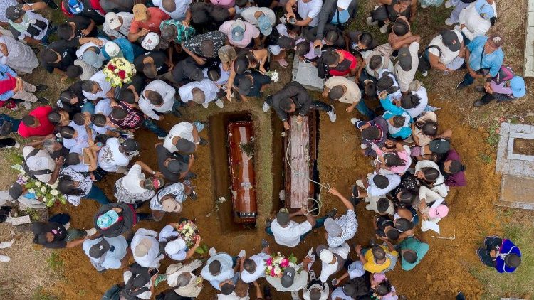 Lors de la messe de funérailles célébrée lundi à Cajibio, non loin de l'attentat à la bombe perpétré samedi dans le Cauca, au sud-ouest de la Colombie.
