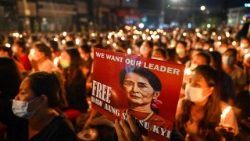 Una manifestazione di protesta dopo l'arresto di Aung San Suu Kyi da parte della giunta