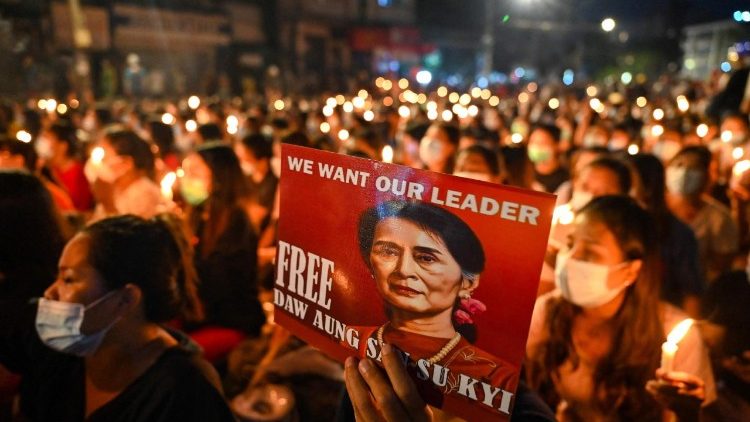 Una manifestazione di protesta dopo l'arresto di Aung San Suu Kyi da parte della giunta