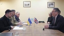 Zelensky a Yerevan incontra il premier britannico Starmer