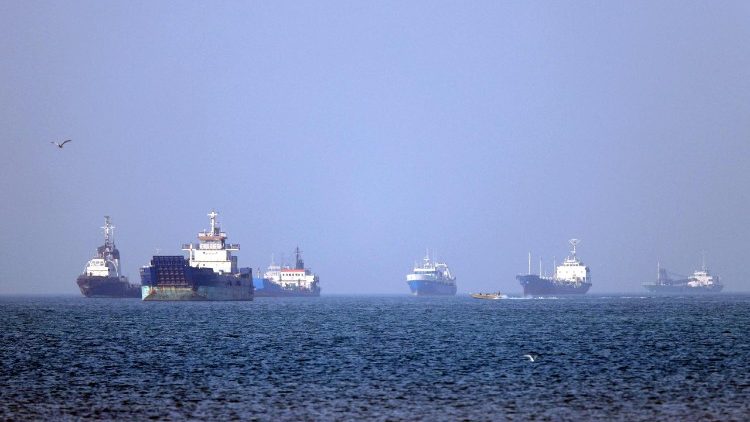 Navios nas proximidades do Estreito de Ormuz