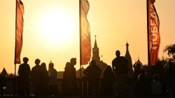 L'attesa sul ponte Bolshoy Ustyinsky dei militari russi per le prove della parata militare del "giorno della vittoria", che si terrà nella piazza Rossa, al centro di Mosca