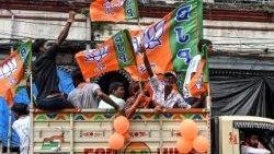 Sostenitori del Bharatiya Janata Party festeggiano la vittoria