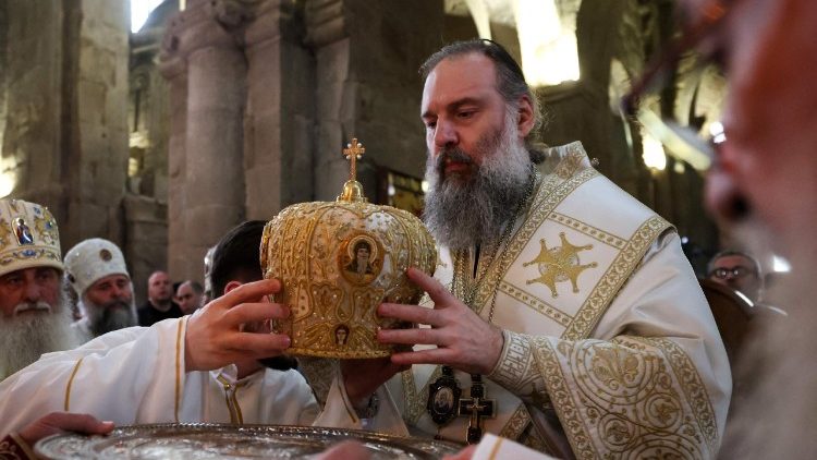 O recém-eleito catholicos-patriarca de Toda a Geórgia, Shio III, participa de sua cerimônia de entronização na catedral de Svetitskhoveli, na cidade de Mtskheta, em 12 de maio de 2026. (Foto de Giorgi ARJEVANIDZE / AFP)