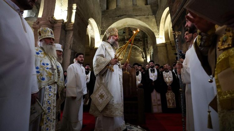 O recém-eleito catholicos-patriarca de Toda a Geórgia, Shio III, participa de sua cerimônia de entronização na Catedral de Svetitskhoveli, na cidade de Mtskheta, em 12 de maio de 2026. (Foto de Giorgi ARJEVANIDZE / AFP)