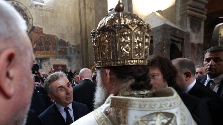 Autoridades saúdam o recém-eleito catholicos-patriarca de Toda a Geórgia, Shio III, durante a cerimônia de entronização do líder da Igreja Ortodoxa Georgiana na Catedral de Svetitskhoveli, na cidade de Mtskheta, em 12 de maio de 2026. (Foto de Giorgi ARJEVANIDZE / AFP)