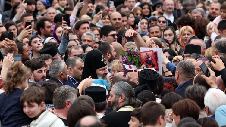 Entour&eacute; par la foule des fid&egrave;les venus le saluer ce mardi 12 mai pr&egrave;s de la cath&eacute;drale de Sv&eacute;titskhov&eacute;li.