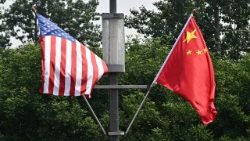 Le bandiere di Stati Uniti e Cina a Pechino in attesa della visita di Trump