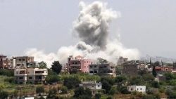 Fumaça sobe do local de um ataque aéreo israelense que atingiu a vila de Al-Halloussiyah, no sul do país (AFP or licensors)