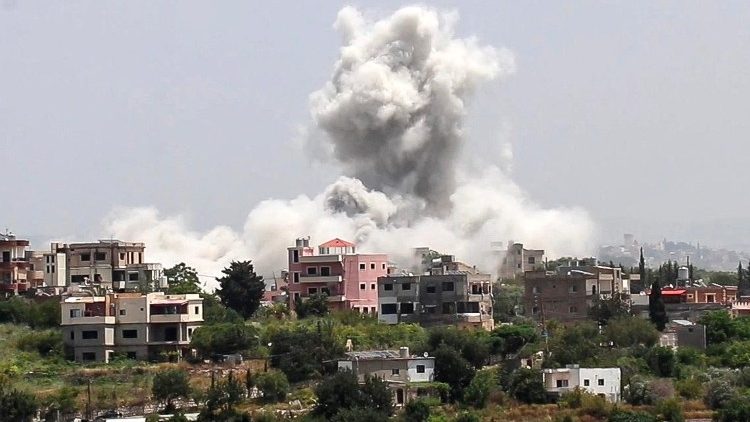 Fumaça sobe do local de um ataque aéreo israelense que atingiu a vila de Al-Halloussiyah, no sul do país (AFP or licensors)