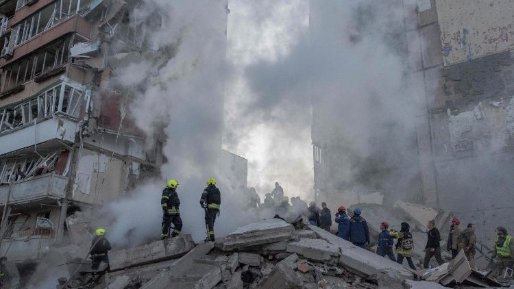 Equipes de resgate trabalham em um pr&eacute;dio residencial parcialmente destru&iacute;do ap&oacute;s ataques de drones e m&iacute;sseis russos em Kiev, em 14 de maio de 2026, em meio &agrave; invas&atilde;o russa na Ucr&acirc;nia. A capital ucraniana sofreu um intenso ataque a&eacute;reo no in&iacute;cio da manh&atilde; de 14 de maio, conforme relatado por um jornalista da AFP, enquanto o prefeito de Kiev afirmava que a R&uacute;ssia estava atacando a cidade. (Foto de Roman PILIPEY / AFP)