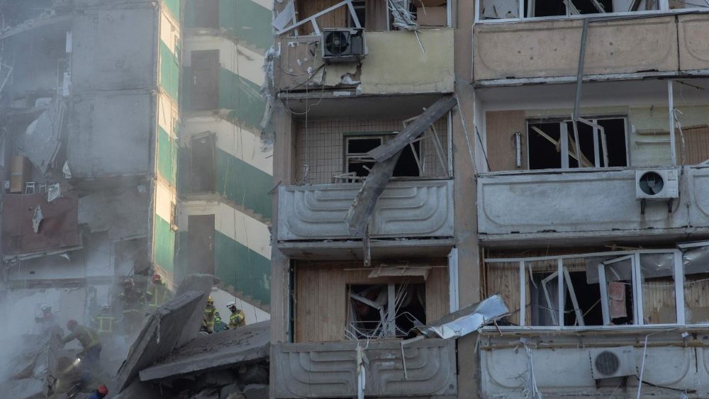 Equipes de resgate trabalham em um prédio residencial parcialmente destruído após ataques de drones e mísseis russos em Kiev, em 14 de maio de 2026, em meio à invasão russa na Ucrânia. A capital ucraniana sofreu um intenso ataque aéreo no início da manhã de 14 de maio, conforme relatado por um jornalista da AFP, enquanto o prefeito de Kiev afirmava que a Rússia estava atacando a cidade. (Foto de Roman PILIPEY / AFP)